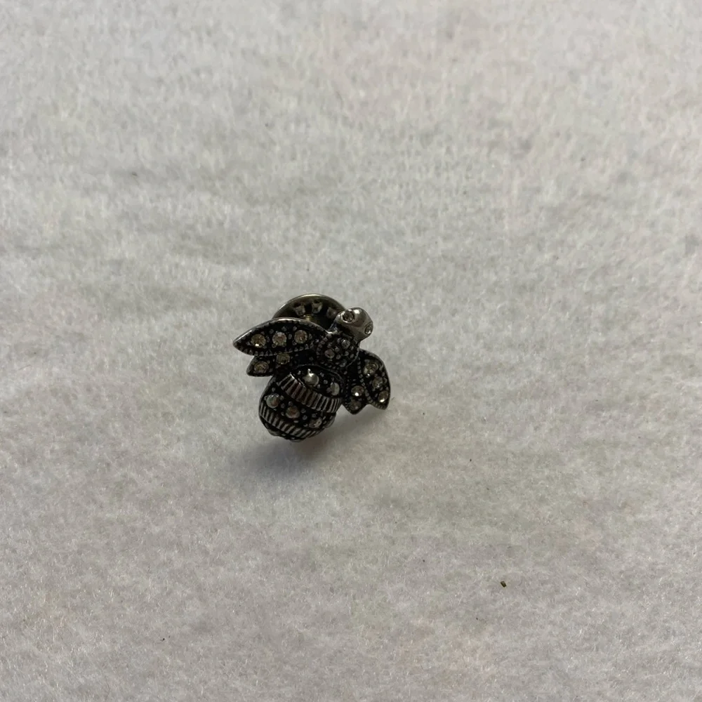 Elegant Bumblebee Lapel Hat Pin Brooch Faceted Marcasite style Silver tone
